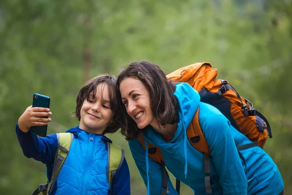 Copil Rucsac Face Selfie Smartphone Mama Fundalul Unei Păduri Munte — Fotografie, imagine de stoc