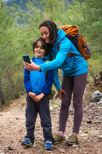 Mãe Mostra Seu Filho Como Usar Smartphone Para Localizar Floresta — Fotografia de Stock
