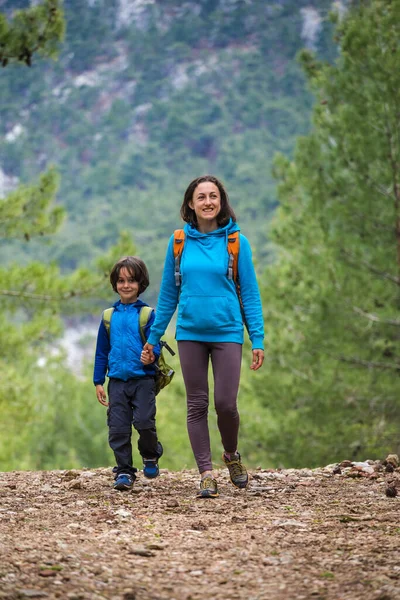 Egy Sétál Fiával Erdőben Fiú Anyjával Kirándulni Megy Egy Hátizsákos — Stock Fotó