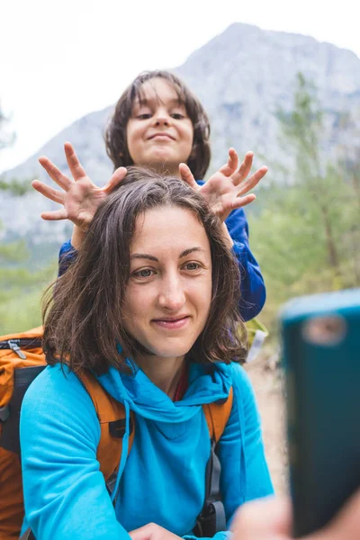 Sırt Çantalı Bir Çocuk Bir Dağ Ormanının Arka Planında Annesiyle — Stok fotoğraf