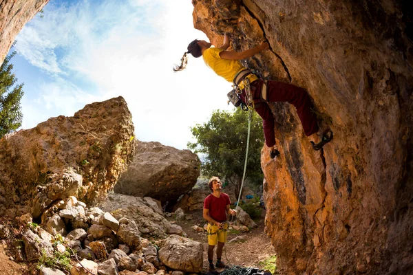 Chica Sube Roca Forma Arco Hombre Está Abajo Compañero Escalada — Foto de Stock