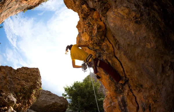 Ein Starker Bergsteiger Trainiert Auf Türkischen Felsen Eine Frau Klettert — Stockfoto