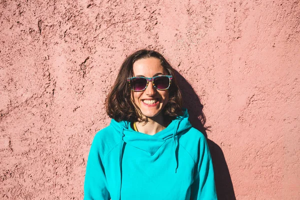 Retrato Una Chica Sonriente Gafas Sol Sobre Fondo Pared Rosa —  Fotos de Stock