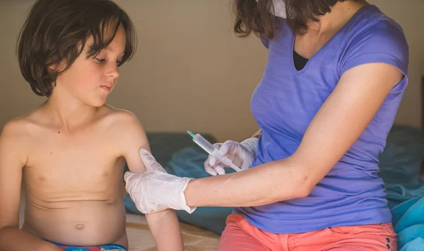 Niño Recibe Una Inyección Hombro Vacunación Rutinaria Médico Hace Una —  Fotos de Stock