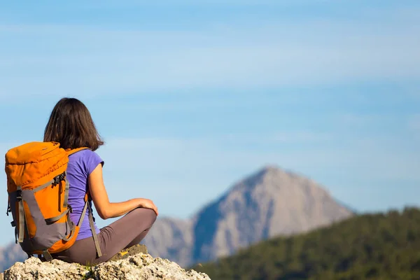 Eine Frau Mit Rucksack Sitzt Auf Einem Berg Und Bewundert — Stockfoto
