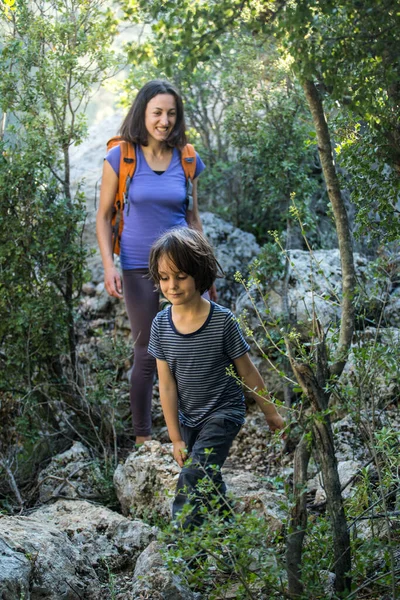 Μια Γυναίκα Περπατά Γιο Της Μέσα Στο Δάσος Αγόρι Μητέρα — Φωτογραφία Αρχείου