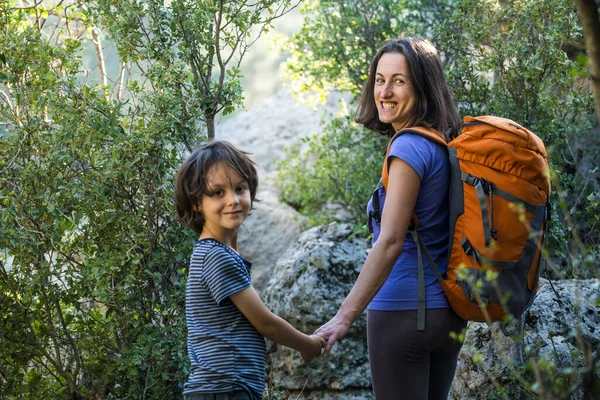 Uma Mulher Caminha Com Seu Filho Através Floresta Menino Com — Fotografia de Stock