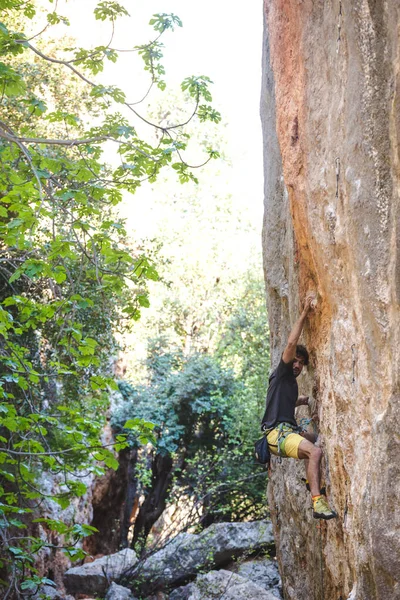 Uomo Forte Supera Una Difficile Arrampicata Terreno Naturale Arrampicatore Allena — Foto Stock