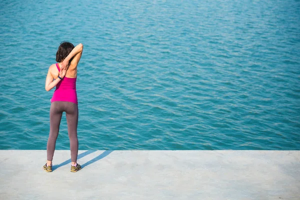 Donna Che Scalda Prima Correre Ragazza Distesa Sul Lungomare Della — Foto Stock