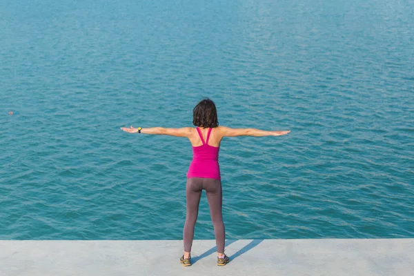 Donna Che Scalda Prima Correre Ragazza Distesa Sul Lungomare Della — Foto Stock