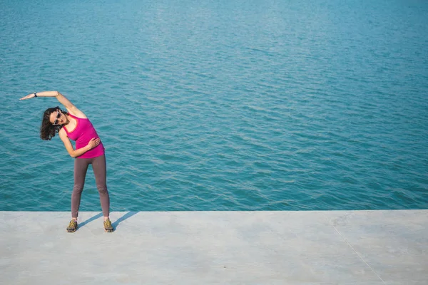 Donna Che Scalda Prima Correre Ragazza Distesa Sul Lungomare Della — Foto Stock