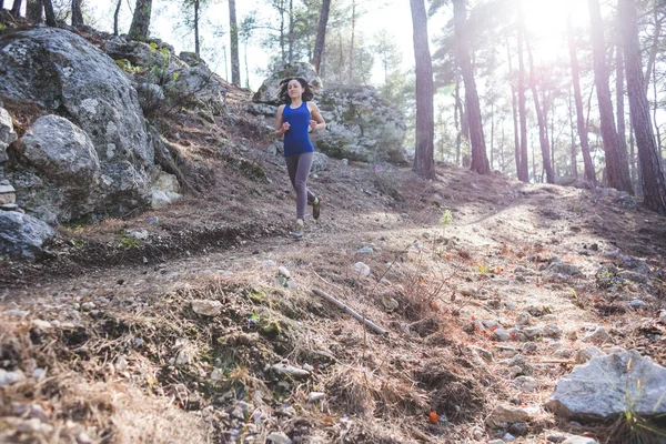Жінка Біжить Гірською Стежкою Бігун Тренується Лісі Дівчина Бігає Парку — стокове фото