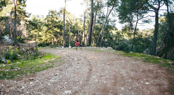 Μια Γυναίκα Τρέχει Κατά Μήκος Ενός Βουνού Ράνερ Προπονείται Στο — Φωτογραφία Αρχείου