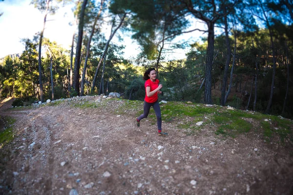 Μια Γυναίκα Τρέχει Κατά Μήκος Ενός Βουνού Ράνερ Προπονείται Στο — Φωτογραφία Αρχείου