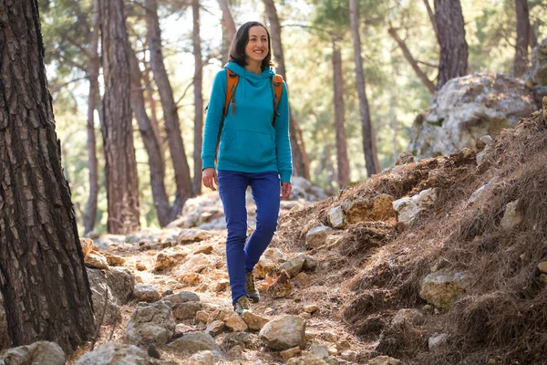 Ένα Κορίτσι Περπατάει Μέσα Στο Δάσος Πεζοπορία Στα Βουνά Μια — Φωτογραφία Αρχείου