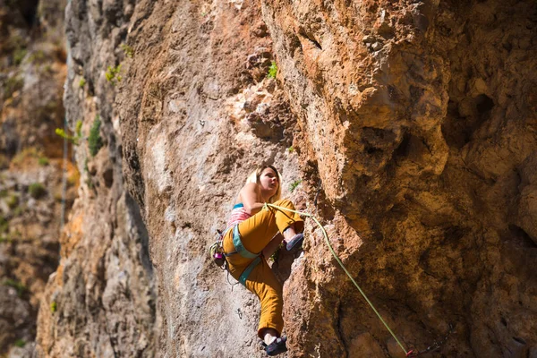 Une Fille Grimpe Rocher Athlète Entraîne Dans Nature Femme Surmonte — Photo