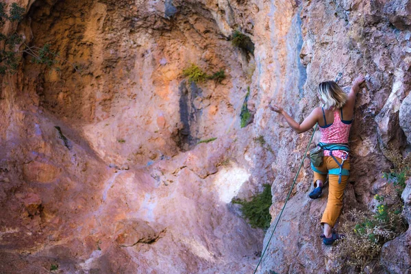 Une Fille Grimpe Rocher Athlète Entraîne Dans Nature Femme Surmonte — Photo