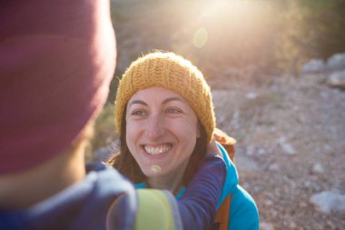 Bir erkek portresi. Anne oğluna sarılıyor. Gülümseyen bir kadın gün batımında doğada bir çocukla vakit geçirir. Sevimli bir çocuk annesine sarılıyor..