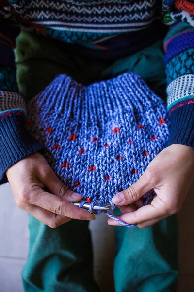 Femme Tricote Chapeau Fil Laine Les Mains Féminines Gros Plan — Photo