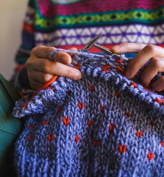 여자가 뜨개질을 합니다 손으로 소녀는 소파에 생활을 갑니다 뜨개질을 — 스톡 사진