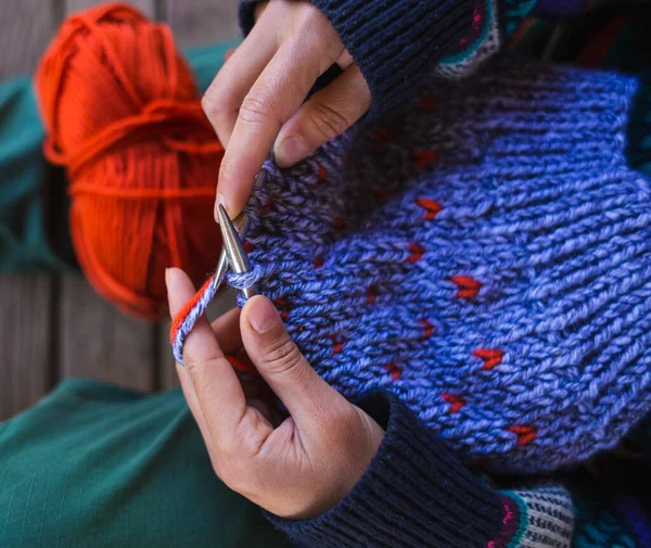Mãos Femininas Close Jovem Mulher Está Tricotando Tricotar Agulhas Fios — Fotografia de Stock