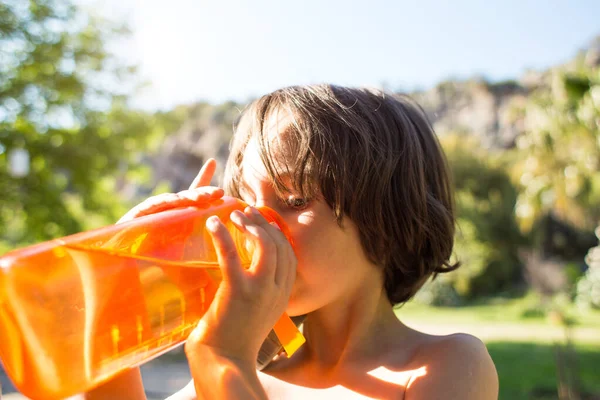 Niño Bebe Agua Una Botella Recargable Día Caluroso Verano Niño —  Fotos de Stock