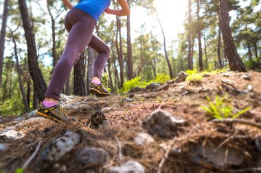 Bir kadın dağ yolunda koşuyor. Koşucu ormanda antrenman yapıyor. Parkta koşan bir kız. Skyrun.