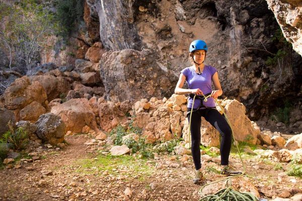 登山家は登る前に安全結び目を結びます ヘルメットの女性は登山訓練の準備をしています 信じるためのロープ 登山機器 — ストック写真