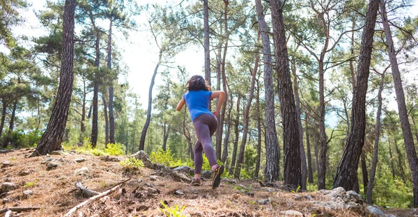 Egy Fut Végig Hegyi Ösvényen Futó Erdőben Edz Egy Lány — Stock Fotó
