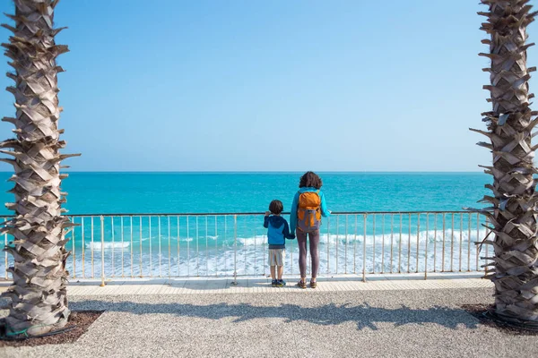 Ένα Αγόρι Μητέρα Του Στέκονται Στο Αίθριο Και Κοιτάζουν Θάλασσα — Φωτογραφία Αρχείου