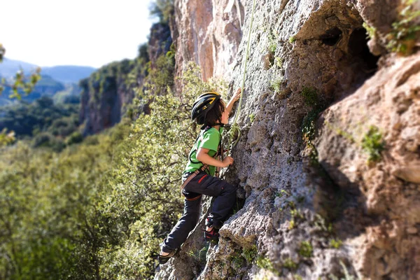 Niño Está Escalando Terreno Natural Niño Con Casco Sube Una — Foto de Stock