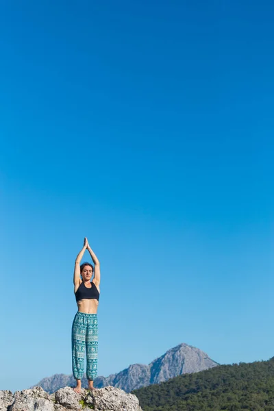 Ragazza Pratica Yoga Cima Alla Montagna Donna Esegue Asana Piedi — Foto Stock