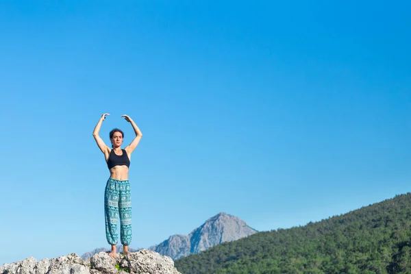 Ragazza Pratica Yoga Cima Alla Montagna Donna Esegue Asana Piedi — Foto Stock