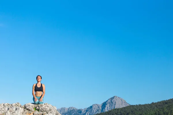 Mädchen Praktizieren Yoga Auf Dem Gipfel Des Berges Frau Führt — Stockfoto