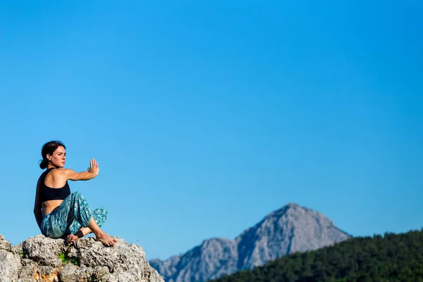 Девушка Практикует Йогу Вершине Горы Женщина Выполняет Асаны Стоя Большом — стоковое фото