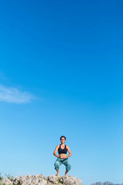 Ragazza Pratica Yoga Cima Alla Montagna Donna Esegue Asana Piedi — Foto Stock