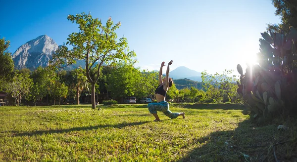 Ragazza Pratica Yoga Sull Erba Verde Uno Sfondo Alberi Verdi — Foto Stock