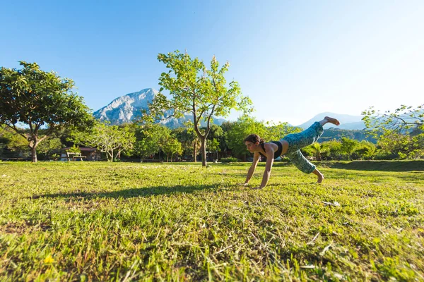 Chica Practica Yoga Sobre Hierba Verde Sobre Fondo Árboles Verdes — Foto de Stock
