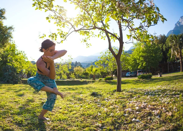 Ragazza Pratica Yoga Sull Erba Verde Uno Sfondo Alberi Verdi — Foto Stock