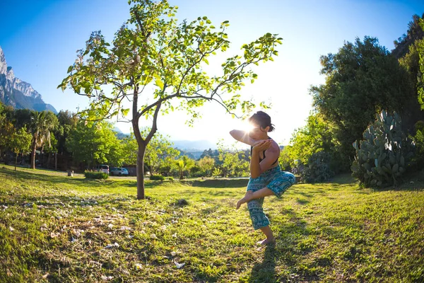 Dziewczyna Ćwiczy Jogę Zielonej Trawie Tle Zielonych Drzew Gór Kobieta — Zdjęcie stockowe