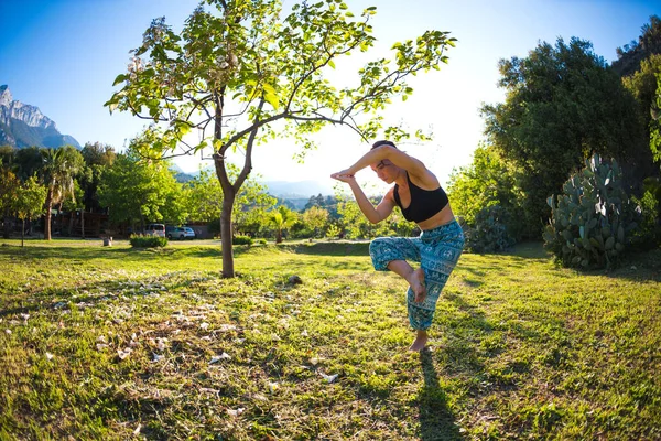 Ragazza Pratica Yoga Sull Erba Verde Uno Sfondo Alberi Verdi — Foto Stock