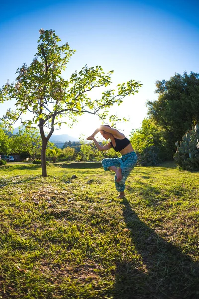 Ragazza Pratica Yoga Sull Erba Verde Uno Sfondo Alberi Verdi — Foto Stock