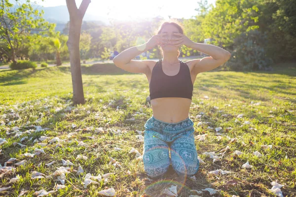 Mujer Hace Auto Masaje Cara Chica Practica Yoga Sobre Hierba — Foto de Stock