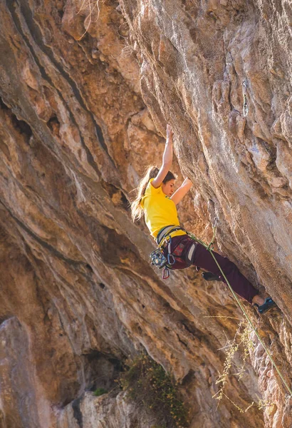 Bir kız kayaya tırmanıyor. Sporcu doğada antrenman yapar. Kadınlar zor tırmanış rotalarının üstesinden gelir. Güçlü bir dağcı. Olağanüstü bir hobi. Türkiye 'de kaya tırmanışı.