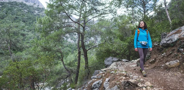 Una Chica Con Una Mochila Por Sendero Montaña Una Mujer — Foto de Stock