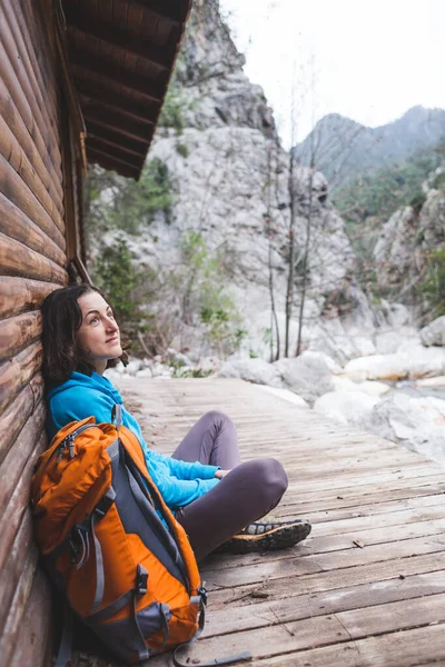 Woman Backpack Sits Porch Old Wooden House Traveler Found Hut — Stock Photo, Image
