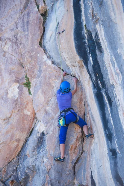 Eine Frau Mit Helm Erklimmt Einen Schönen Blauen Felsen Kletterschutzausrüstung — Stockfoto