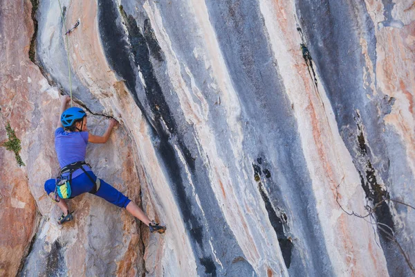 Kasklı Bir Kadın Güzel Mavi Bir Kayaya Tırmanır Koruyucu Ekipmana — Stok fotoğraf