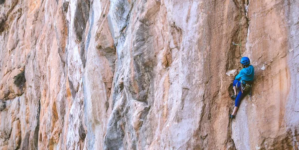 Miğferli Bir Kadın Güzel Bir Turuncu Kayaya Tırmanıyor Koruyucu Ekipmana — Stok fotoğraf