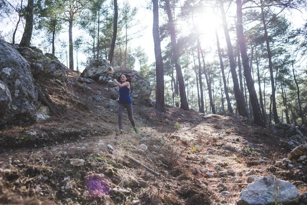 Een Vrouw Loopt Langs Een Bergpad Runner Aan Het Trainen — Stockfoto